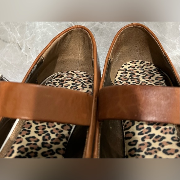 Kenneth Cole Reaction Mary Jane Peep Toe 3’ Heel Brown with White Strap Size 7 - Picture 5 of 11